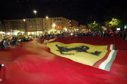 Maranello, campane a festa e tifosi ferraristi in delirio