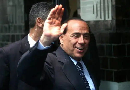 Berlusconi tenta la spallata 
"Il 17 in piazza per il voto"