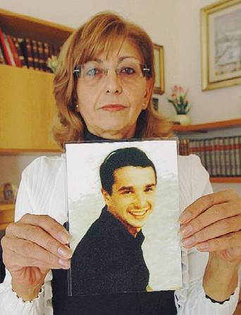"Non si è tolto la vita. In quel boschetto mio figlio fu ucciso"