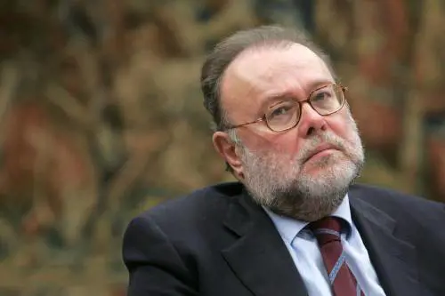 Rai, la Vigilanza sfiducia Petruccioli 
Ma lui resiste: "Non mi dimetto"