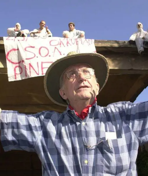 Aggredisce la polizia per difendere «portoghese» sul bus