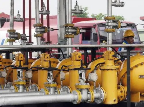 Petrolio: il barile vola a 92 dollari. Euro, ancora un record, tensione sui mercati