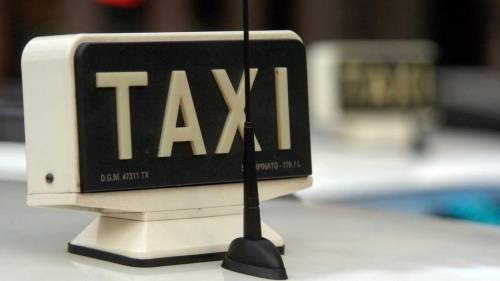 Presi in ostaggio dai banditi in banca e sul taxi