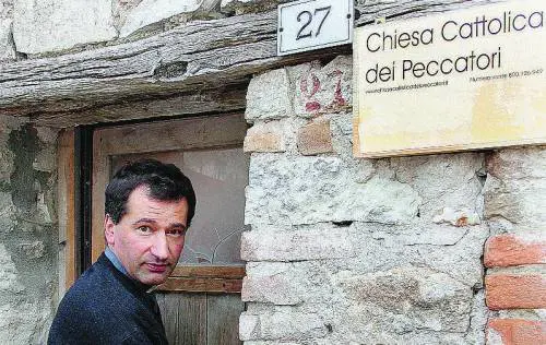 Il prete latin lover sospeso a divinis:  «Vado avanti, aspetto la scomunica»