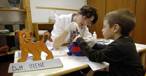 Nell’Ospedale dei Pupazzi si curano anche le macchinine