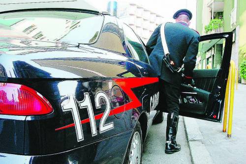 Cerca di cacciare i ladri ma viene picchiato