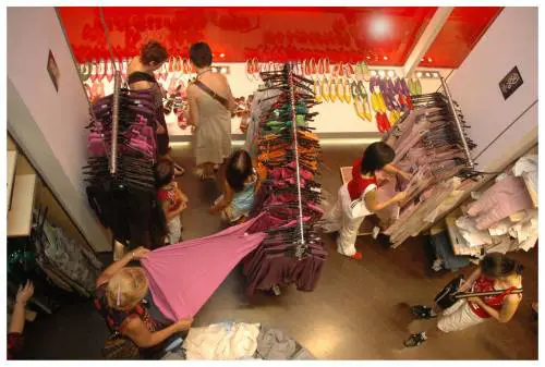 Outlet, l’eldorado della domenica dove l’acquisto è solo un optional