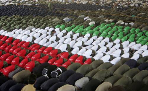 Iran, i pasdaran minacciano: attacchi suicidi nel Golfo