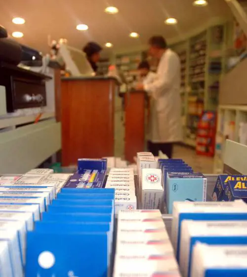 Viaggio in farmacia. "Stia attenta è come una bomba"