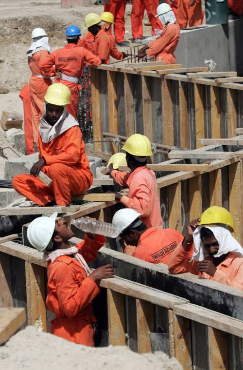 Dubai, scioperano: espulsi 4mila operai asiatici