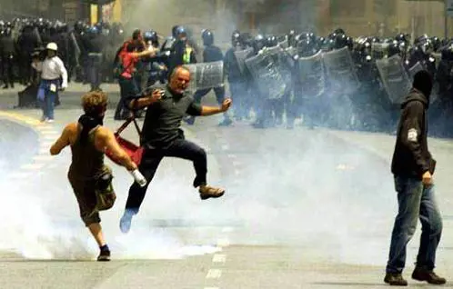 G8, Di Pietro e Mastella con la Cdl 
La sinistra radicale sulle barricate