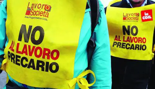 Il governo assume i precari e blinda tutti i suoi ministri