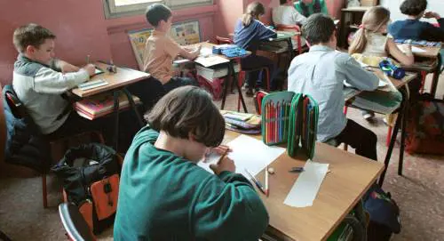 Lautista in nero dimentica bimba sul pullmino