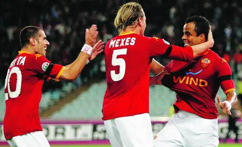 Vucinic ancora gol. Fa il Totti e regala  il derby alla Roma