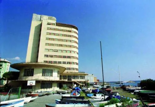 Migliaia in coda per il francobollo che non cè