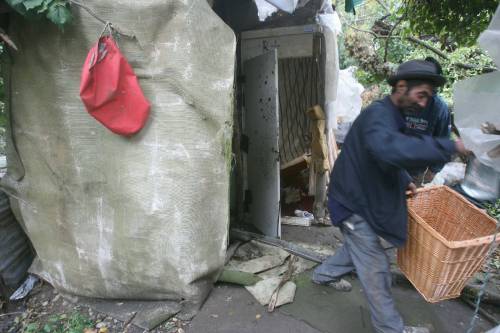 Seviziata, in condizioni gravissime 
Fini: "Prodi e Veltroni, vergogna"