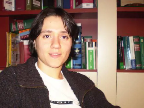 "Hai un tatuaggio sulla caviglia" 
Una giovane scartata dalla polizia