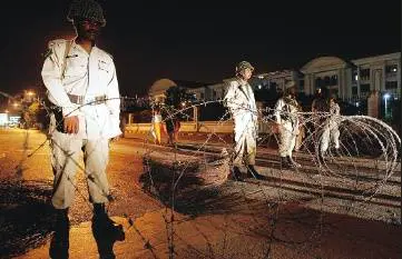 Pakistan: stato d’emergenza, assediate radio e televisione