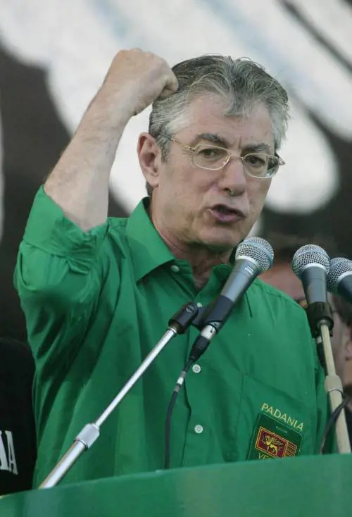 Bossi: "Esecutivo senza maggioranza Il decreto sulle espulsioni non passerà"