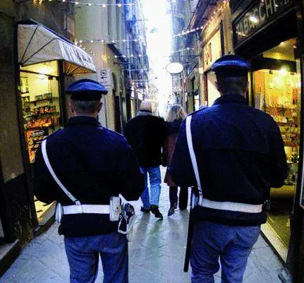 Agenti in piazza contro il governo