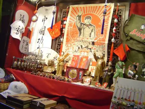 Dalle bandiere rosse alle luci rosse nella storica sede del Pc cinese