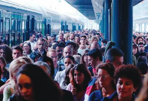Lattine, cimici, ritardi: lo sfascio in carrozza