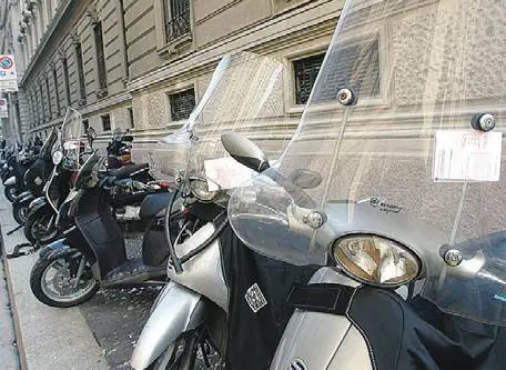 Sosta, illegittime le multe ai motorini