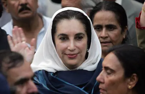 Pakistan, revocati gli arresti 
domiciliari alla Bhutto