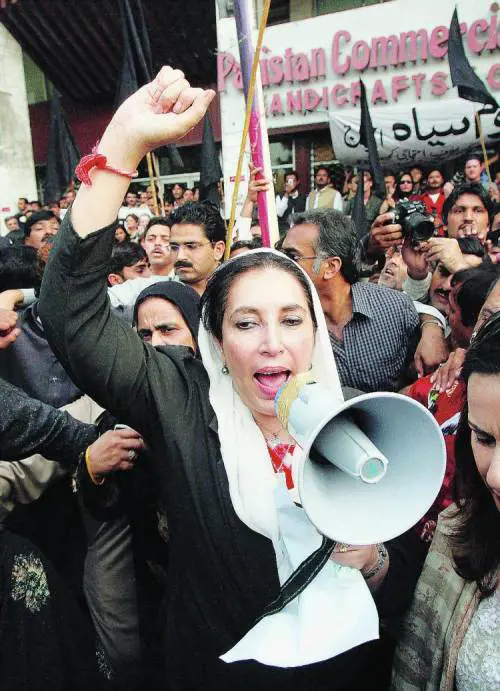 La Bhutto lancia a Musharraf il guanto di sfida