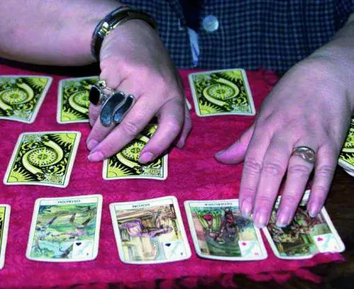 Telefona alla cartomante  da scuola: denunciata  per le bollette milionarie