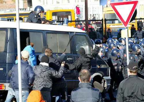 Bergamo, guerriglia allo stadio: partita sospesa. Alta tensione a Milano