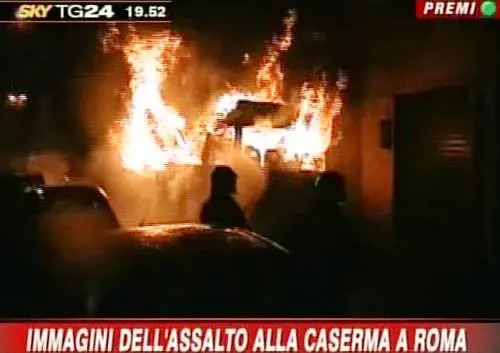 Gli ultras scatenano la guerriglia a Roma: assaltate la sede delle Volanti e quella del Coni