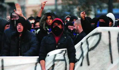 Si scatena la caccia all’uomo: «Colpite sbirri e giornalisti»