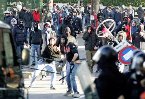 I tifosi come gli estremisti: "Uno, cento, mille Raciti"