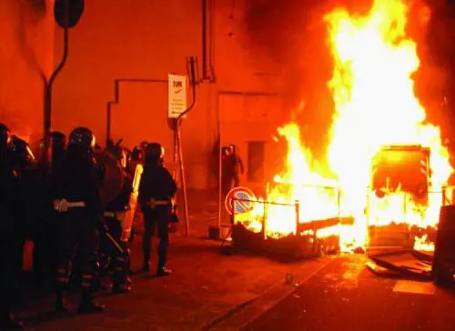 Genova «accoglie» i no global e la polizia deve nascondersi