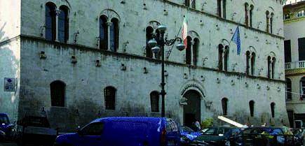 Timbro del tribunale investe un’auto