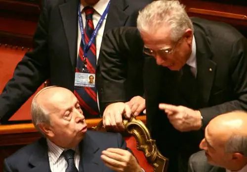 Finanziaria, sì del Senato 
E in aula scoppia la bagarre 
Berlusconi: Unione implosa