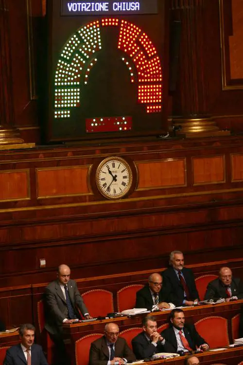 Dal tetto per gli stipendi ai manager pubblici ai 50 milioni per il Belice