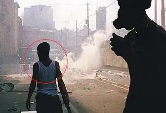 Ecco le foto inedite 
del black bloc Giuliani