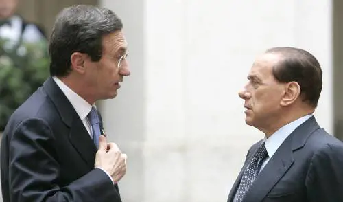 Fini, stoccata al Cavaliere 
La replica: offeso dai sospetti