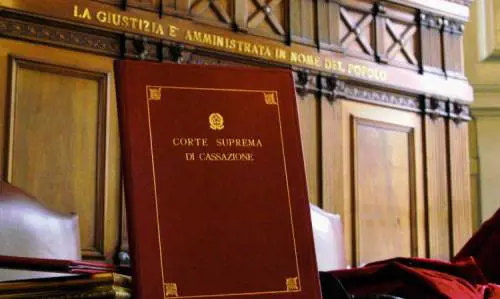 Disse «leccac...» ai colleghi: condannata in Cassazione