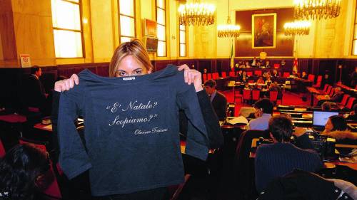 Toscani fa di nuovo arrossire la Moratti