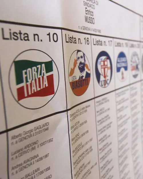 Tutti in fila per entrare nel partitone azzurro