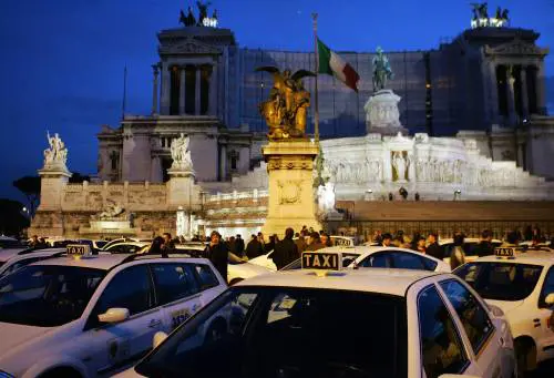Strappo con Veltroni: 
sciopero dei taxisti 
Roma, centro bloccato