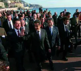 La Vincenzi regala due camicie rosse a Prodi e Sarkozy