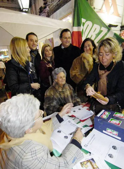 An si ritrova alleata e «insegue» in piazza