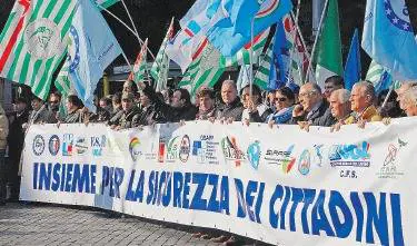 Forze dell’ordine in piazza: "Troppi tagli alla sicurezza"