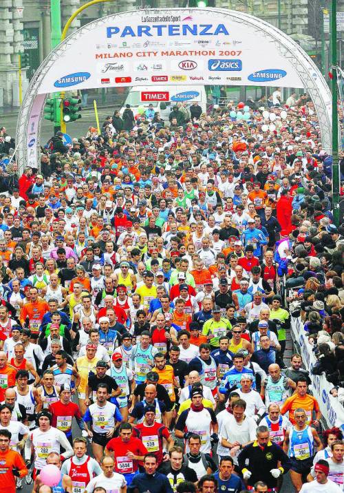 I maratoneti del Natale invadono il centro: tutto esaurito nei negozi