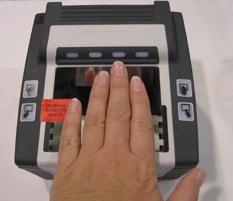 Dieci impronte digitali per entrare negli Usa