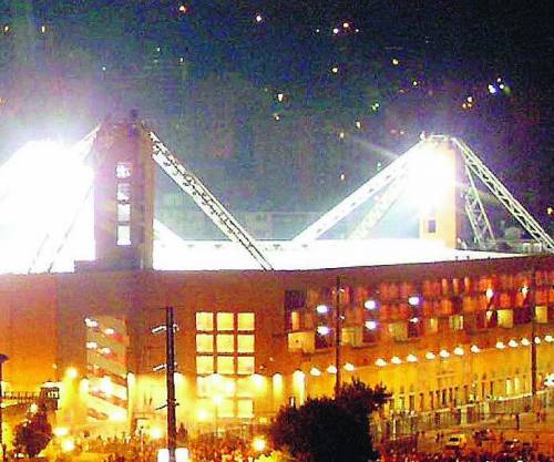 Stadio, riflettori puntati sulle luci accese a vuoto